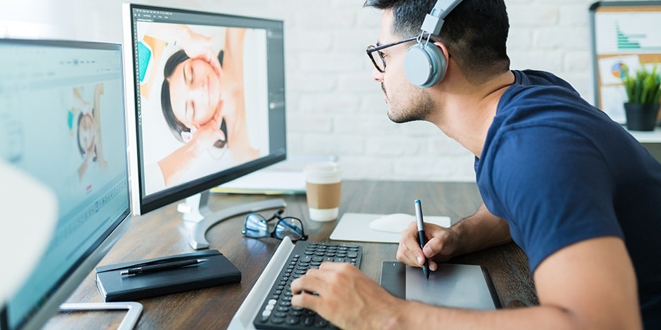 confident-male-photographer-retouching-photos-with-graphic-tablet-desk_20251010194835719.jpg